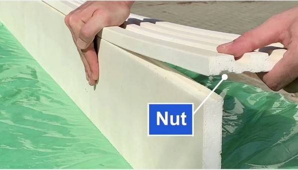 Stoßfest beschichtete Zierleiste mit länglicher Nut Stoßfest beschichtete Zierleiste mit länglicher Nut